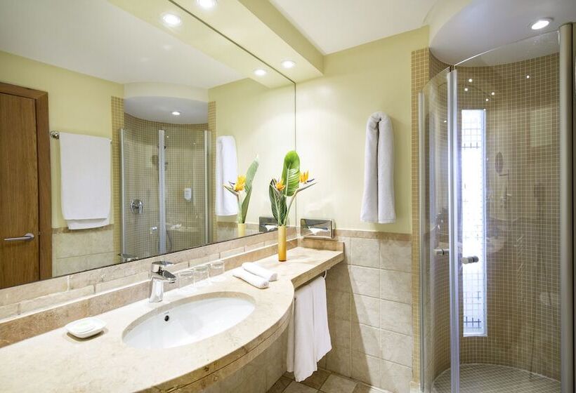 اتاق اکونومی, Robinson Cala Serena