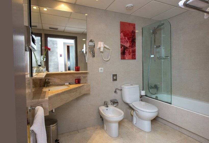 Номер Deluxe, Leonardo Hotel Barcelona Las Ramblas