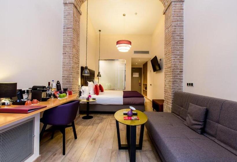 Семейный Номер Deluxe, Leonardo Hotel Barcelona Las Ramblas