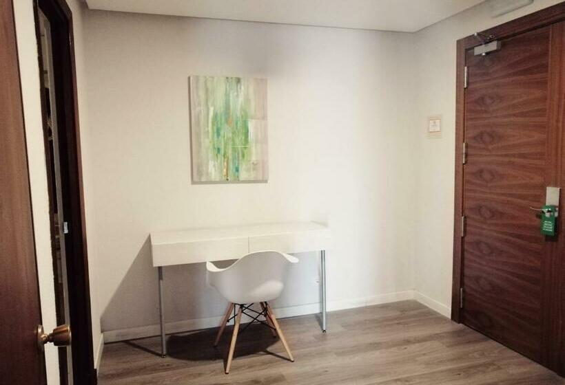 スタンダード４人部屋, Mir Octavio