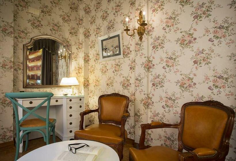 اتاق استاندارد سه نفره, Casual Del Teatro Madrid