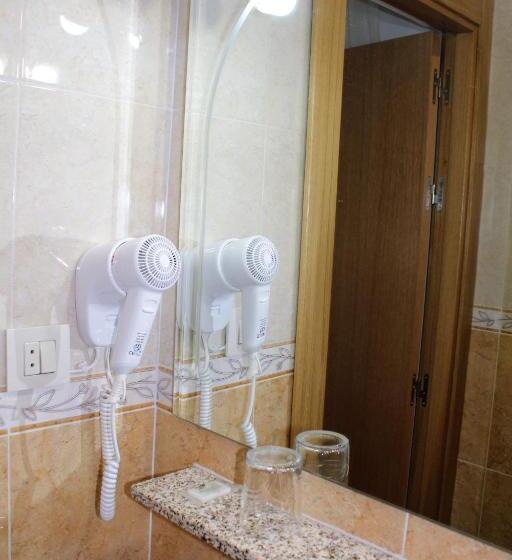اتاق اینتریور یک تخته, Hostal Madrid