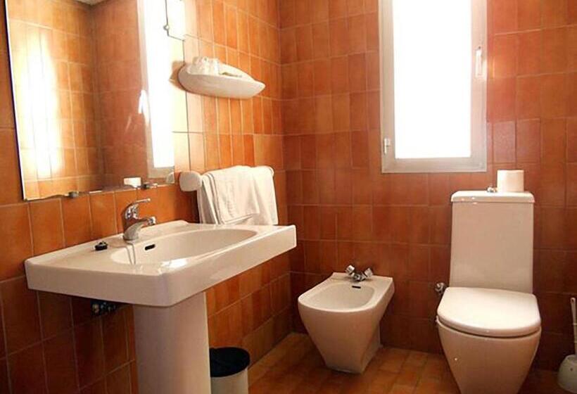 اتاق استاندارد سه نفره, Hostal Cortes