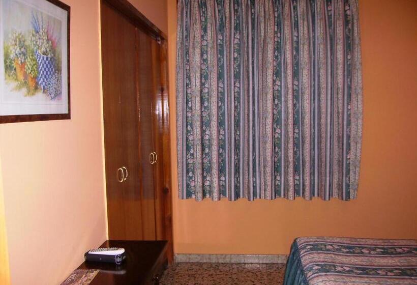 Номер Стандарт, Hostal L'escon
