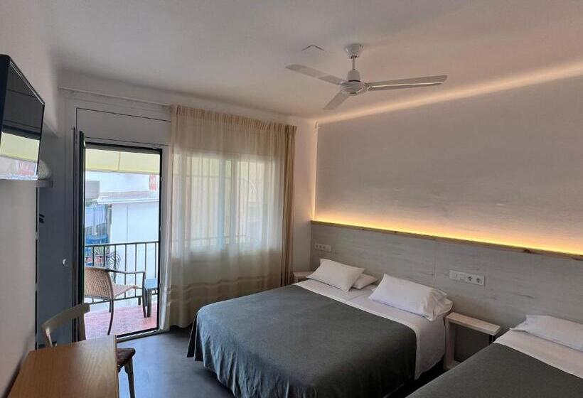 Quarto Triplo Estandar com Sacada, Hostal Rom Familiar