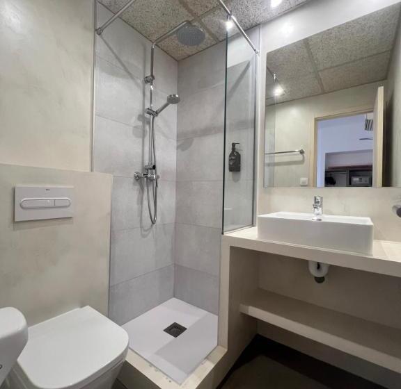 Quarto Triplo Estandar com Sacada, Hostal Rom Familiar