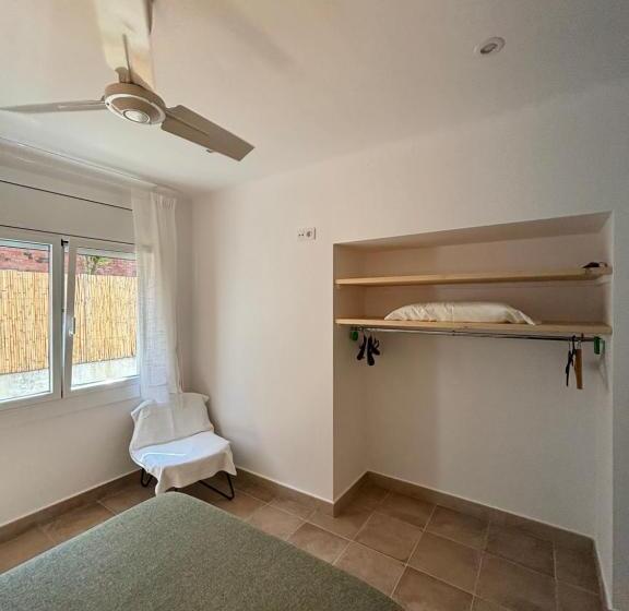 ３ベッドルームハウス, Hostal Rom Familiar