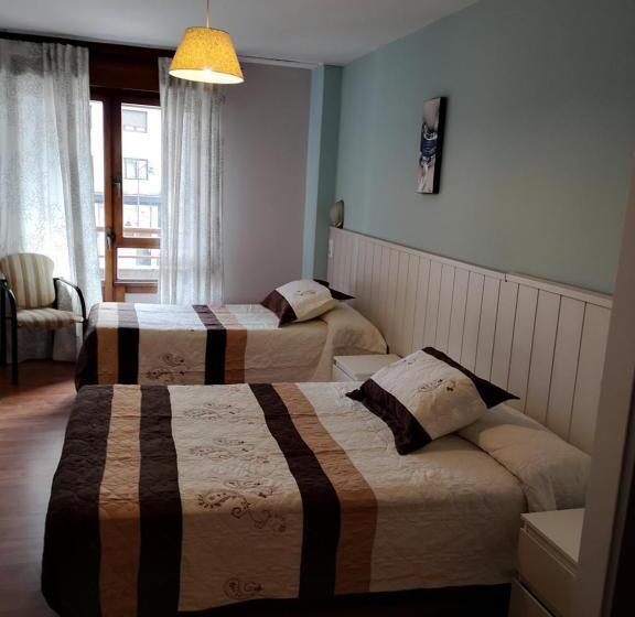 Quarto Triplo Estandar, Hostal Campoamor