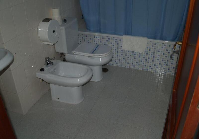 Habitación Triple Estándar, Hostal Carlos Iii