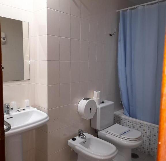 Номер Стандарт Трехместный, Hostal Carlos Iii