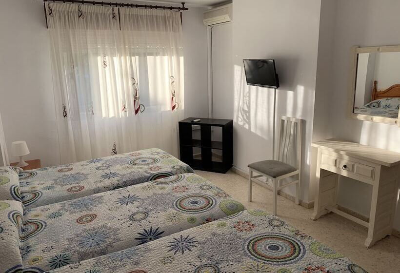 Номер Стандарт Трехместный, Hostal Mediterráneo
