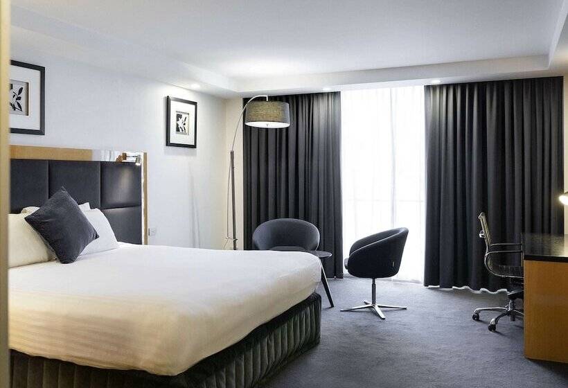 اتاق استاندارد, Adelaide Rockford