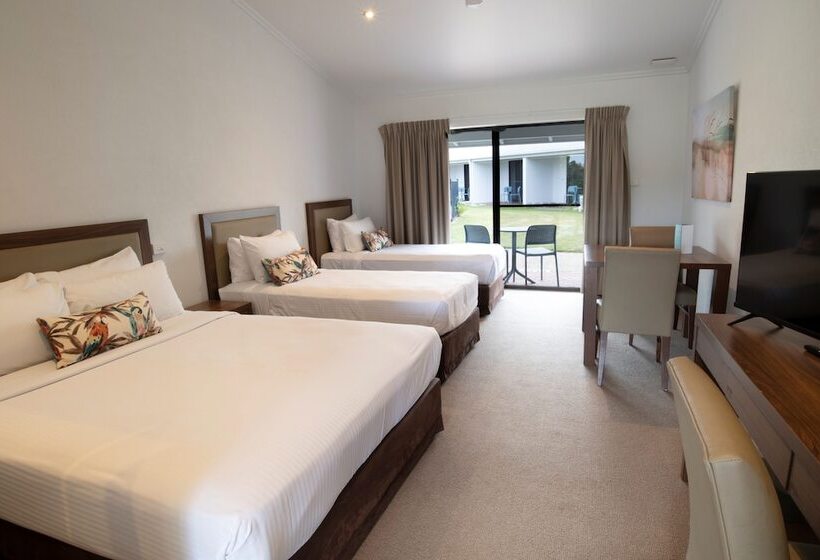 Семейный Номер, Mission Beach Resort