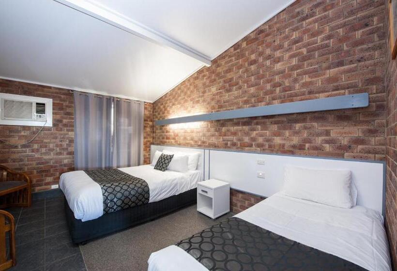 패밀리 룸, Allan Cunningham Motel