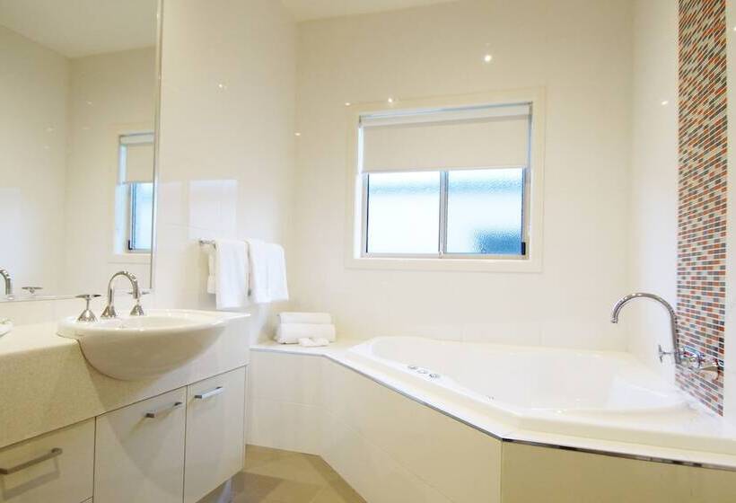 스탠다드 룸 킹사이즈 침대, The Wyndhamere Motel Shepparton