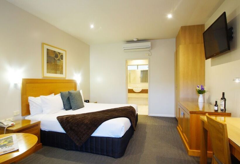 Standard Room King Size Bed, The Wyndhamere Motel Shepparton