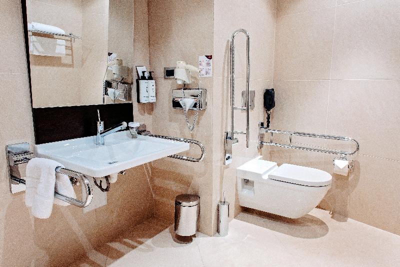 Standard Room Adapted for people with reduced mobility, Crowne Plaza Bratislava, An Ihg