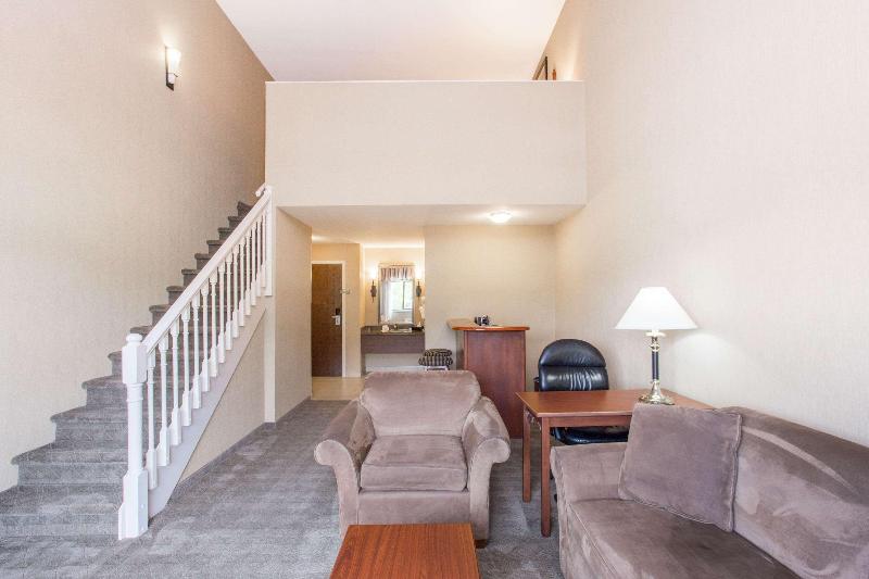 سوئیت با تخت بزرگ, Ramada By Wyndham Kelowna Hotel & Conference Center