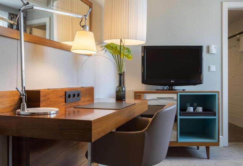 اتاق سوپریور با بالکن, Radisson Blu Hotel Schwarzer Bock Wiesbaden