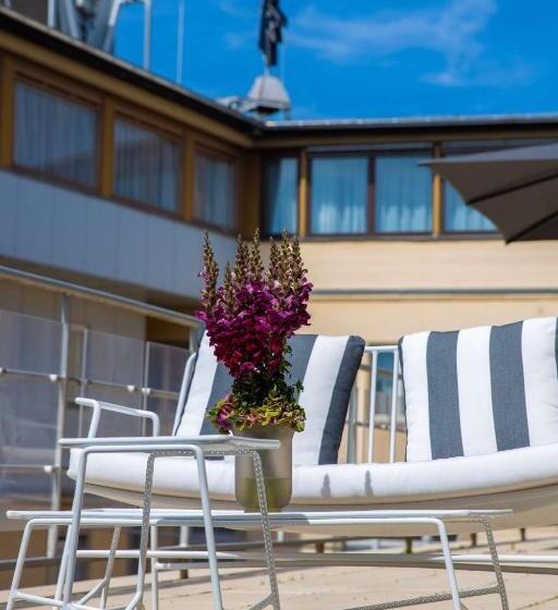 اتاق سوپریور با بالکن, Radisson Blu Hotel Schwarzer Bock Wiesbaden