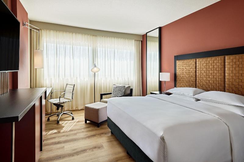 キングサイズベッドのスタンダードルーム, Sheraton Frankfurt Airport Hotel & Conference Center