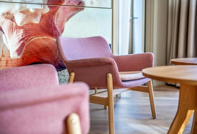Полулюкс, Quality Hotel The Reef