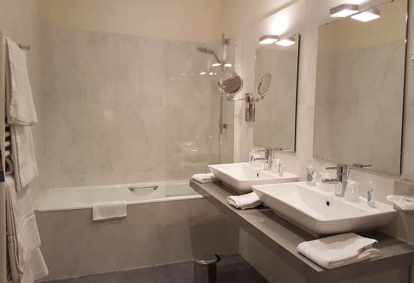 اتاق خانوادگی, Kyriad Saumur Hyper Centre Hôtel Appartements Et Spa Soins Sothys Paris