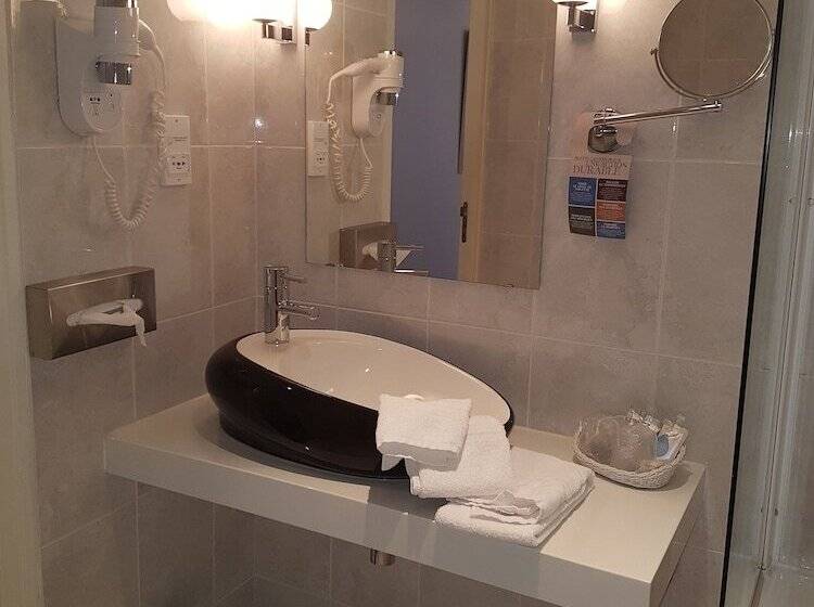 اتاق استاندارد سه نفره, Kyriad Saumur Hyper Centre Hôtel Appartements Et Spa Soins Sothys Paris