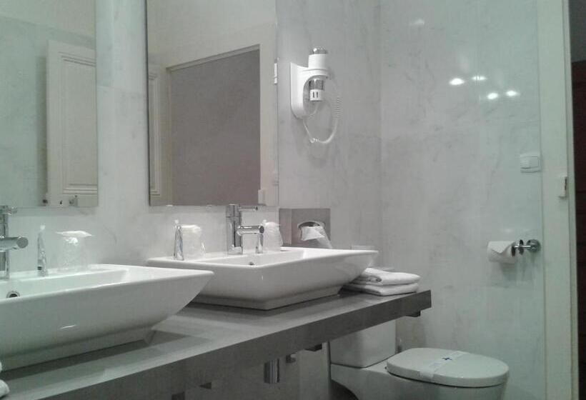 اتاق خانوادگی, Kyriad Saumur Hyper Centre Hôtel Appartements Et Spa Soins Sothys Paris