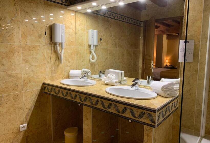 اتاق خانوادگی, Kyriad Saumur Hyper Centre Hôtel Appartements Et Spa Soins Sothys Paris