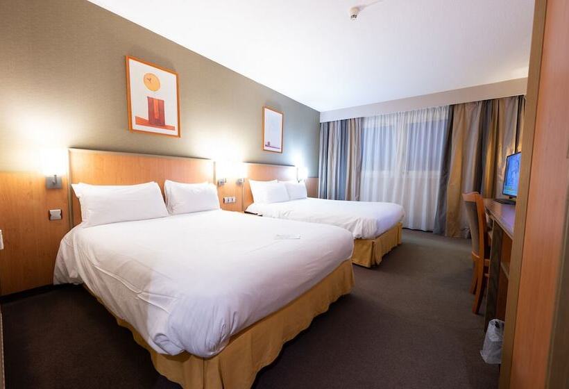 Номер Стандарт 2 Двуспальные Кровати, Holiday Inn Calais Centre, An Ihg