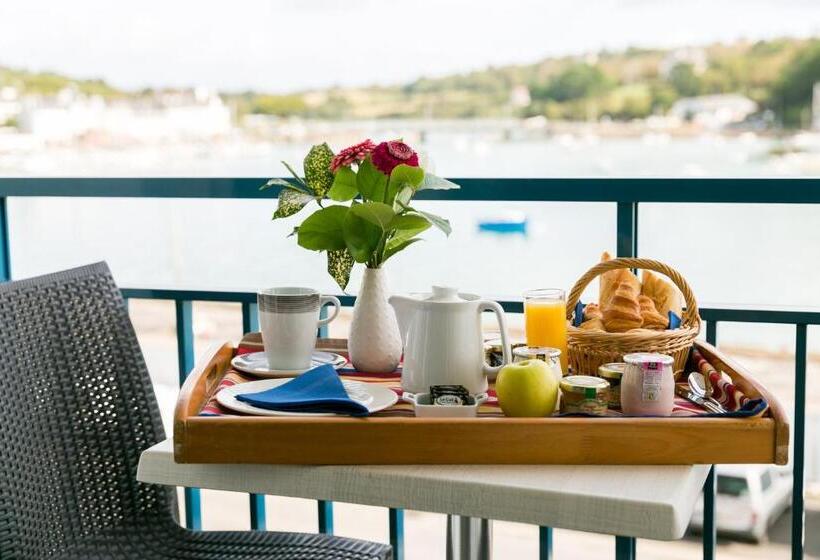 اتاق راحتی با چشم‌انداز دریا, Logis Hôtel Restaurant Le Goyen