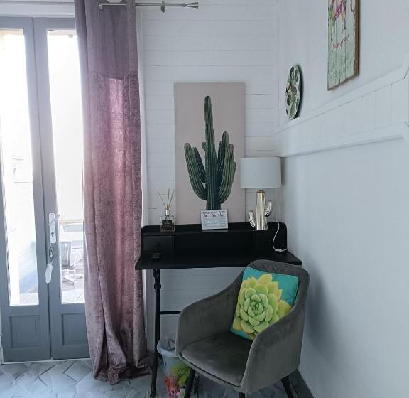 Трехместный Номер Комфорт, Hôtel Bien être Aux Cyprès De Marquay