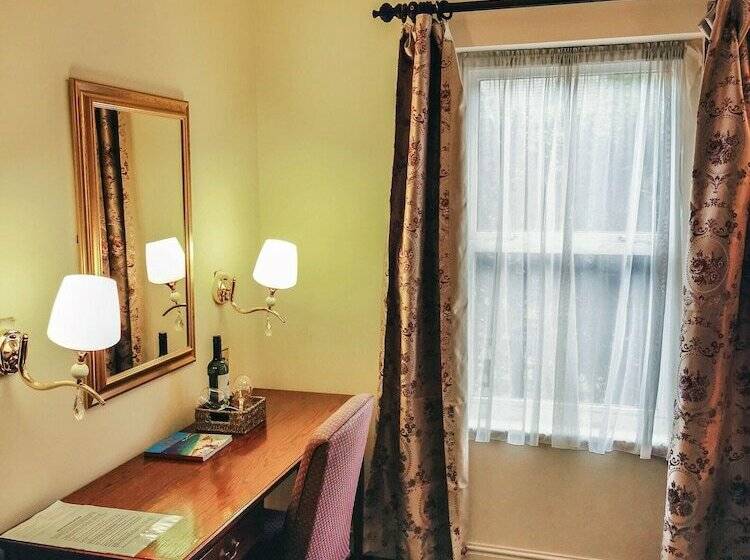 اتاق کلاب, Muthu Belstead Brook