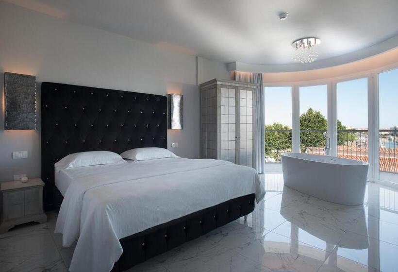 Romantic Room, Aqa Palace