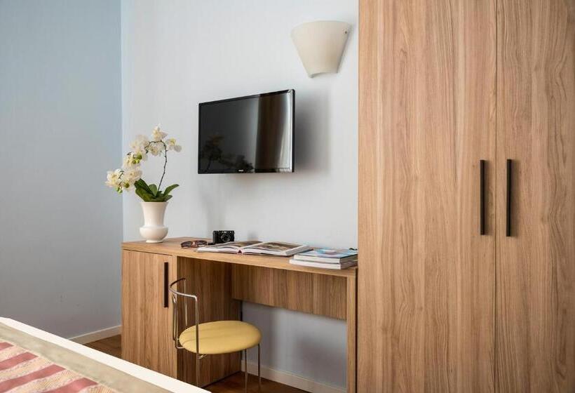 اتاق استاندارد سه نفره, Boutique Hotel Re Enzo