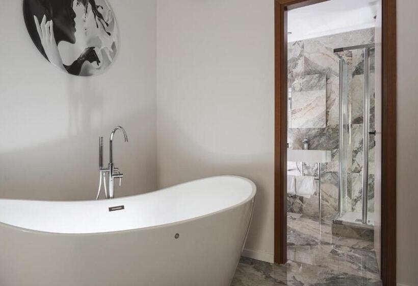 سوییت جونیور, Boutique Hotel Re Enzo