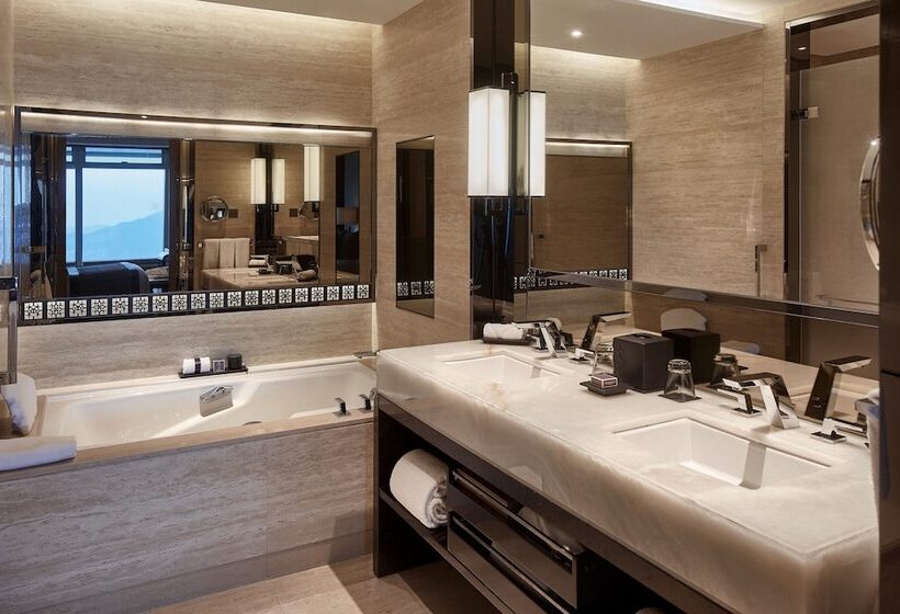 اتاق لوکس با چشم‌انداز دریا, The Ritz Carlton Hong Kong