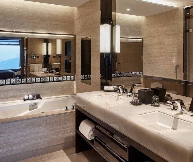 اتاق لوکس با چشم‌انداز دریا, The Ritz Carlton Hong Kong