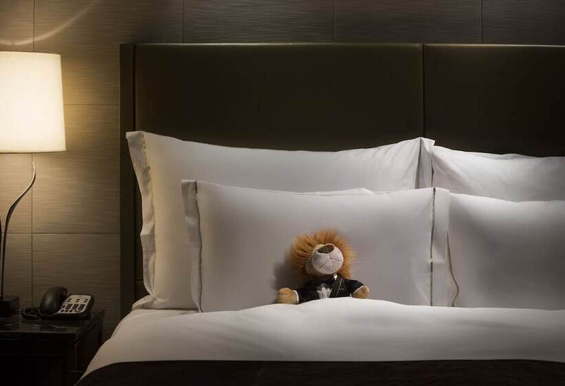 اتاق لوکس با چشم‌انداز دریا, The Ritz Carlton Hong Kong