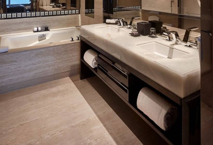 اتاق لوکس با چشم‌انداز دریا, The Ritz Carlton Hong Kong