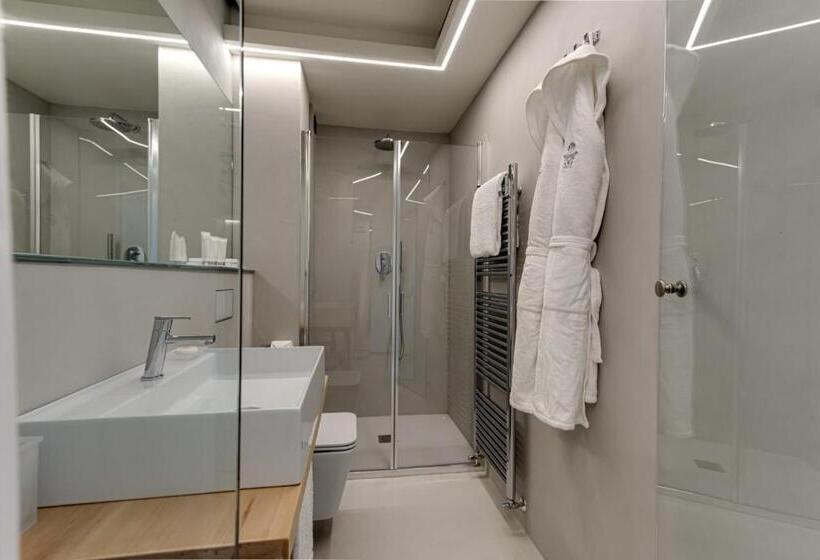 آپارتمان یک خوابه با دری مشترک که هال را جدا می کند., Augustus Hotel & Resort
