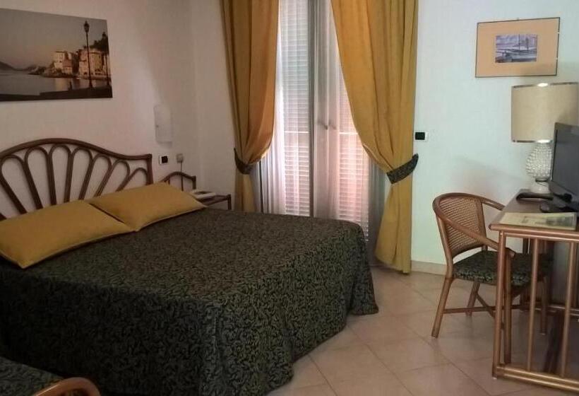 اتاق استاندارد با بالکن و چشم‌انداز دریا, Albergo Le Briciole