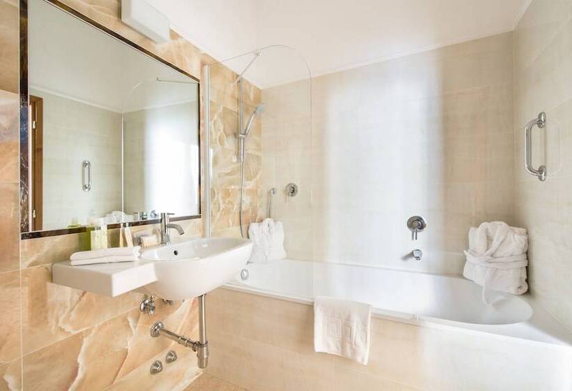 Comfort Room, Silla
