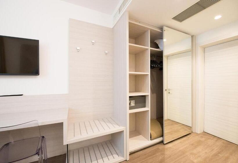 اتاق لوکس با چشم‌انداز استخر, Grand Hotel Liberty
