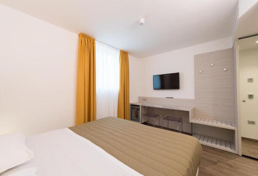 اتاق لوکس با چشم‌انداز استخر, Grand Hotel Liberty