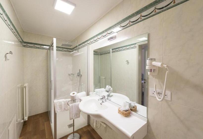 اتاق سوپریور با تخت بزرگ, Grand Hotel Liberty