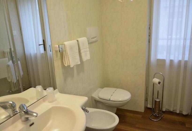 اتاق سوپریور سه تخته, Grand Hotel Liberty