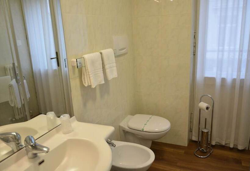 اتاق سوپریور سه تخته, Grand Hotel Liberty