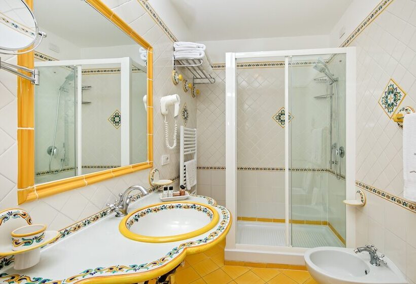 اتاق لوکس با بالکن و چشم‌انداز دریا, Onda Verde